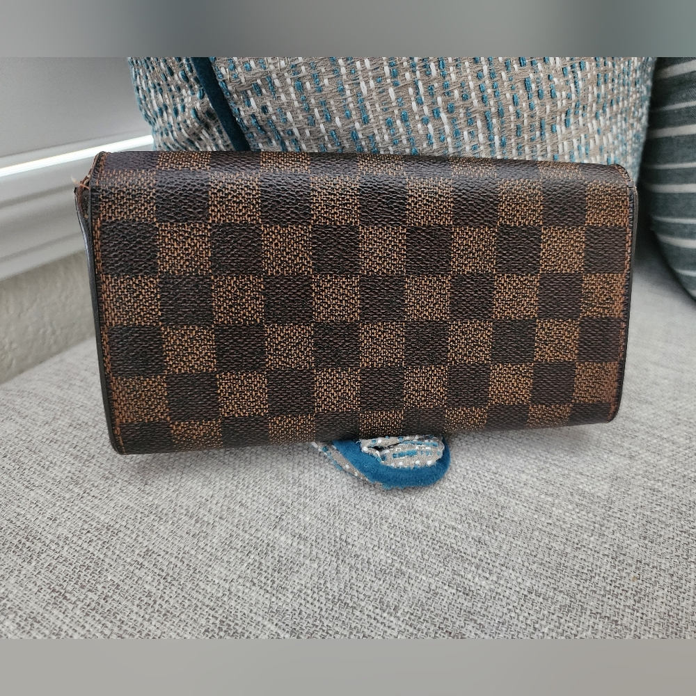 LV Damier Ebene Sarah Wallet - Picture 8 of 16